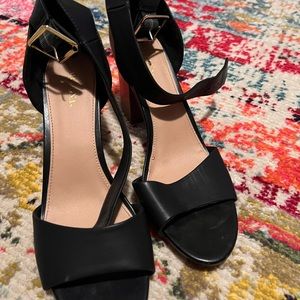 Womans chunky heel sz11 cute!!